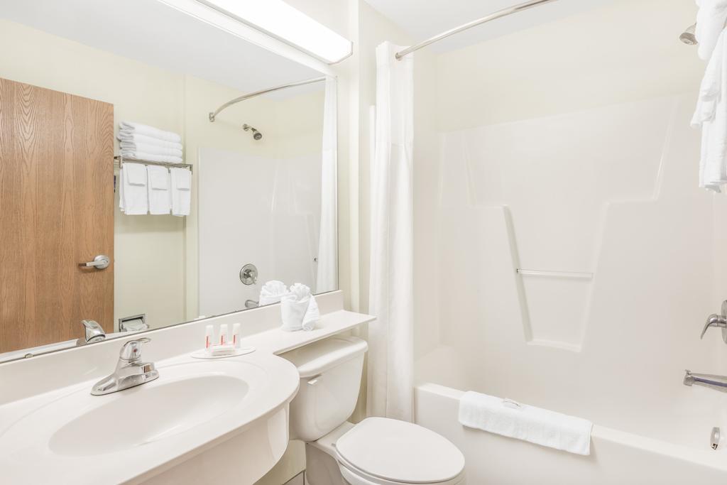 Microtel Inn & Suites By Wyndham Carolina Beach Bagian luar foto