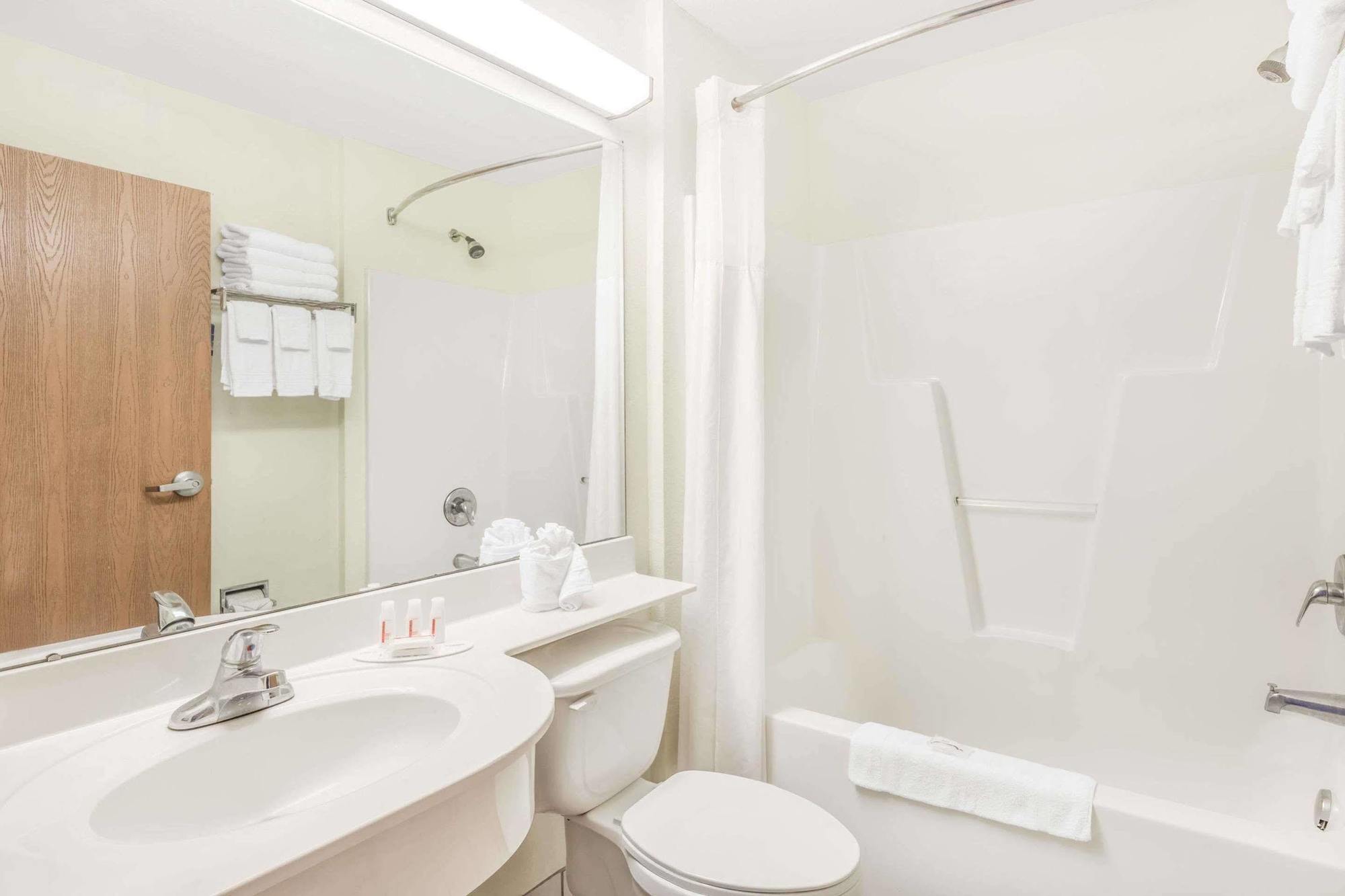 Microtel Inn & Suites By Wyndham Carolina Beach Bagian luar foto