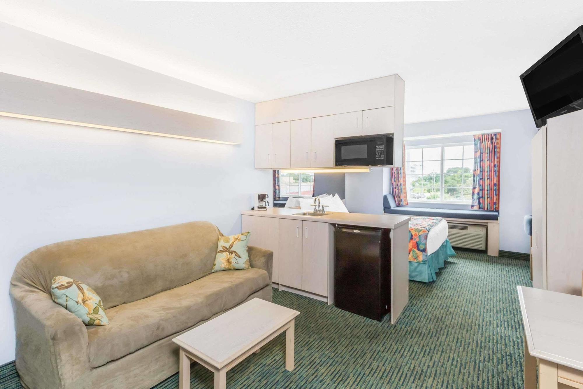 Microtel Inn & Suites By Wyndham Carolina Beach Bagian luar foto