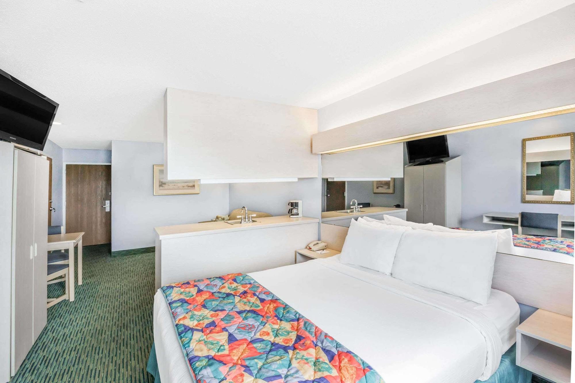Microtel Inn & Suites By Wyndham Carolina Beach Bagian luar foto