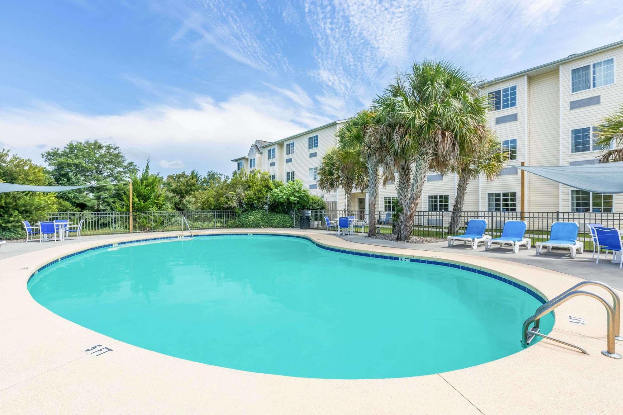 Microtel Inn & Suites By Wyndham Carolina Beach Bagian luar foto