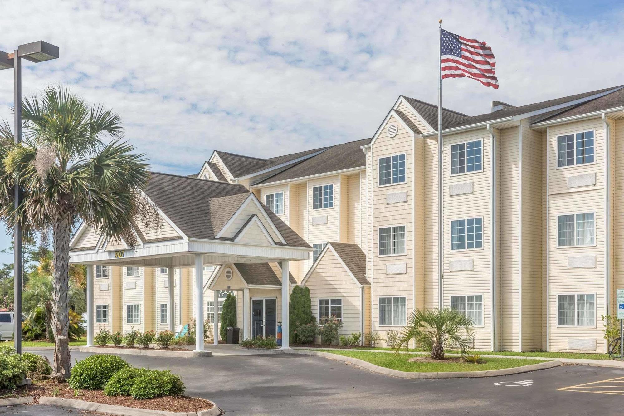 Microtel Inn & Suites By Wyndham Carolina Beach Bagian luar foto