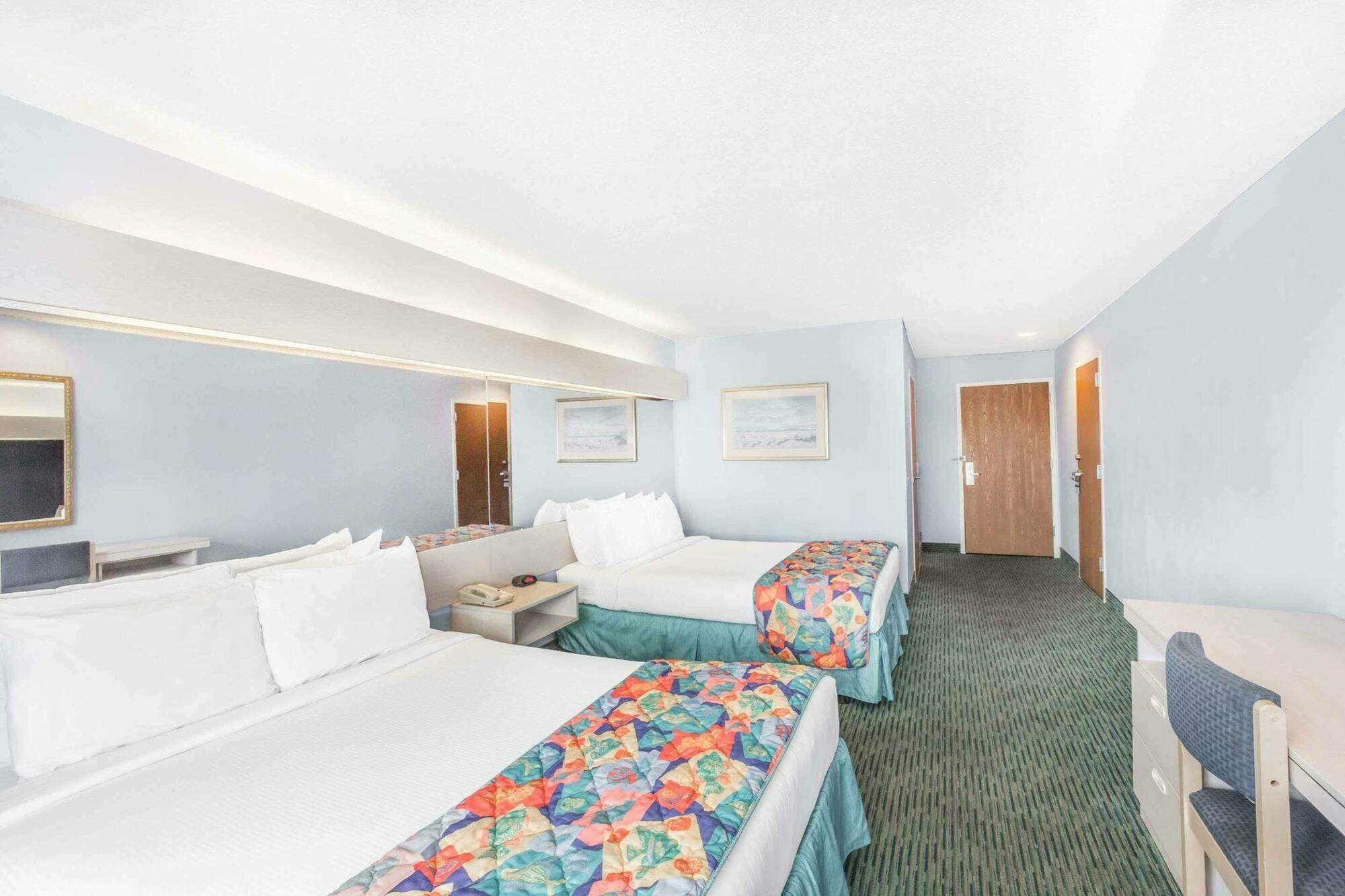 Microtel Inn & Suites By Wyndham Carolina Beach Bagian luar foto