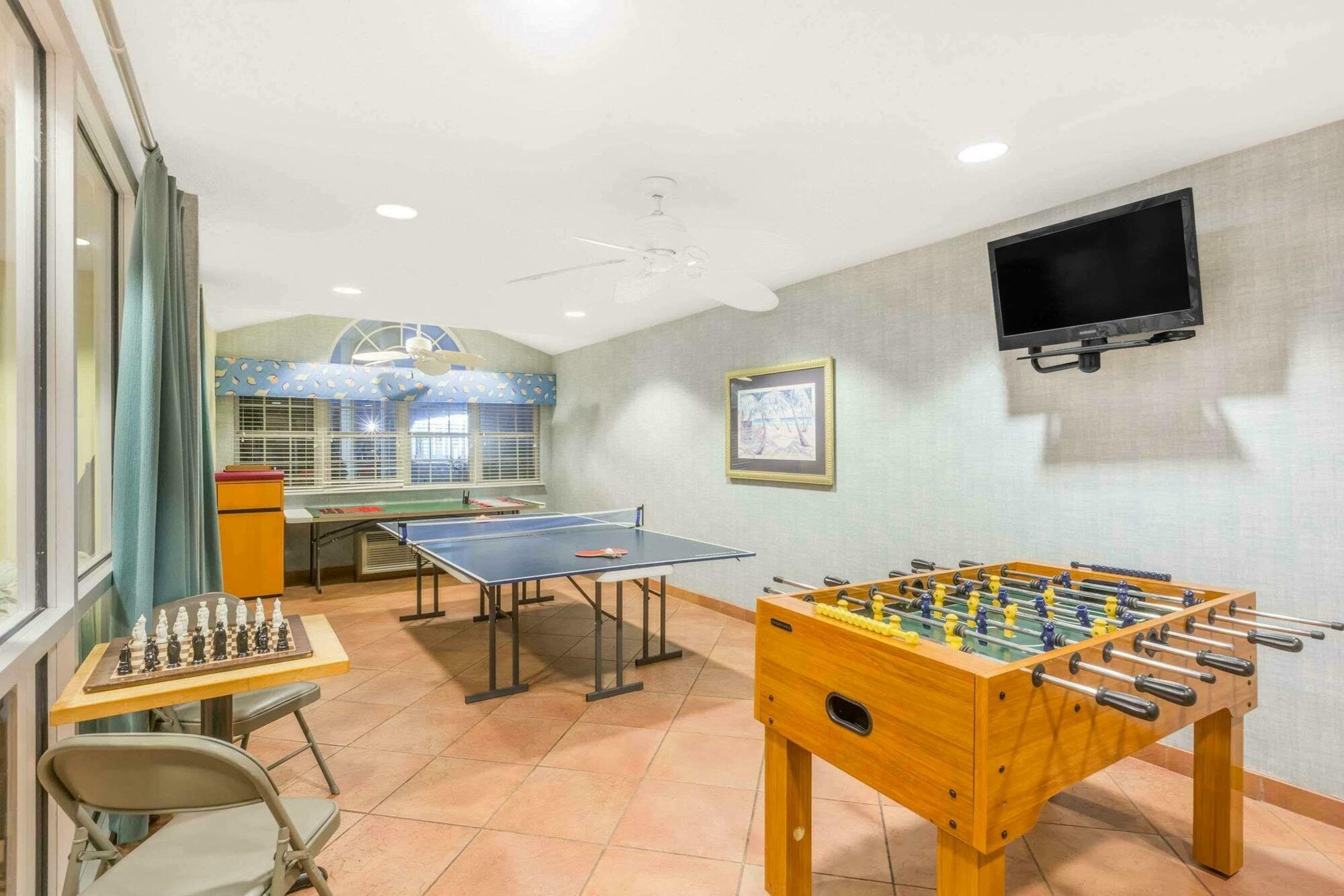 Microtel Inn & Suites By Wyndham Carolina Beach Bagian luar foto